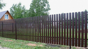 Ограждение из металлического штакетника на дачу