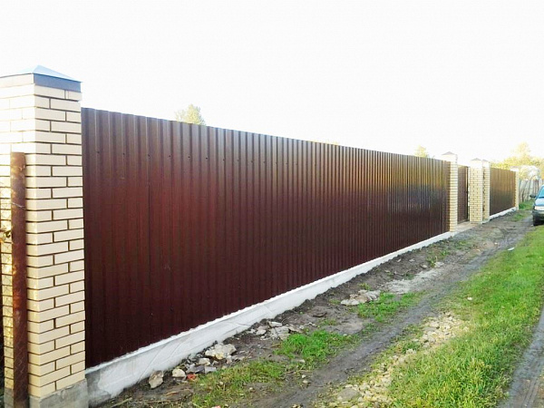 Забор на фундаменте из профнастила и кирпича 1,6x40 м