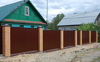 Забор из профнастила с кирпичными столбами 1.7х8 м