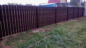 Ограждение из евроштакетника для загородного участка