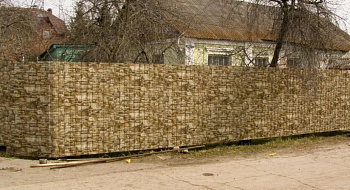 Забор из профнастила под камень